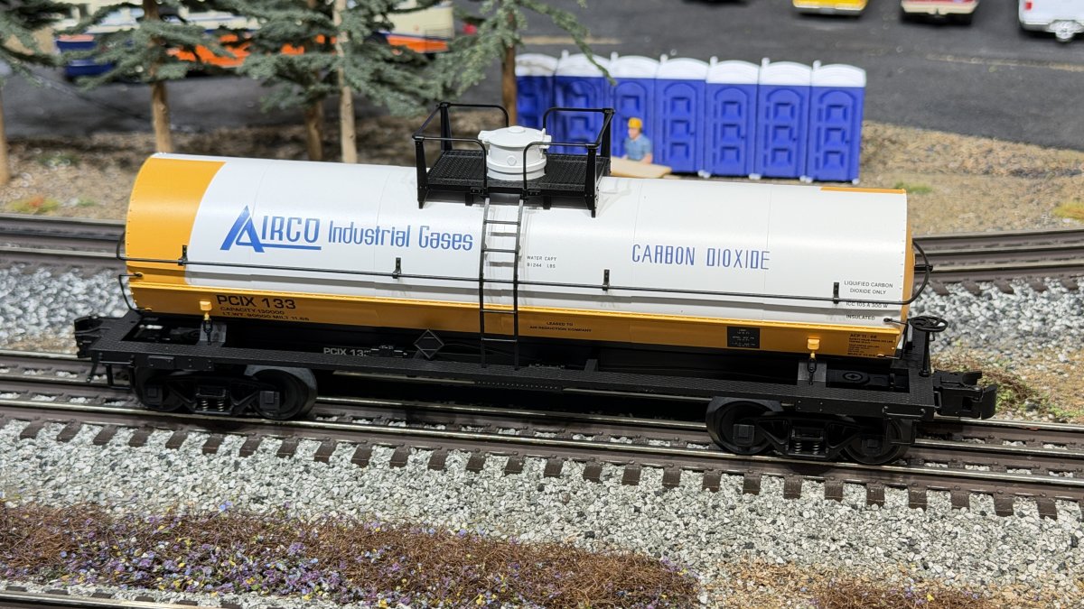 O 11,000 Gallon Tank Car