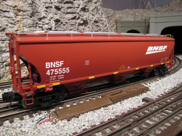 BNSF Trinity 5161 cu. ft. Covered Hopper #475555