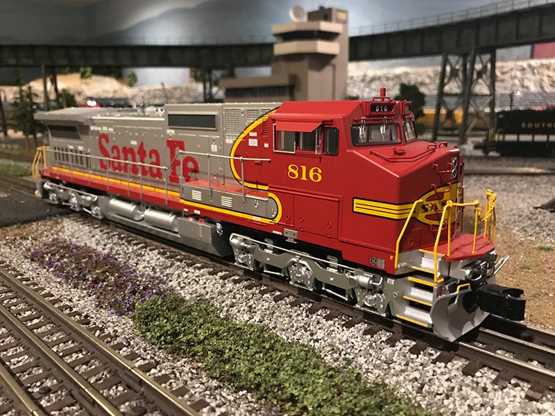 Santa Fe Dash 8-40CW #816