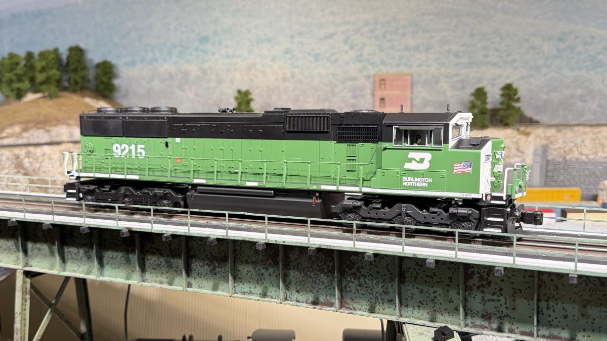 Burlington Northern LionChief Plus SD60M
