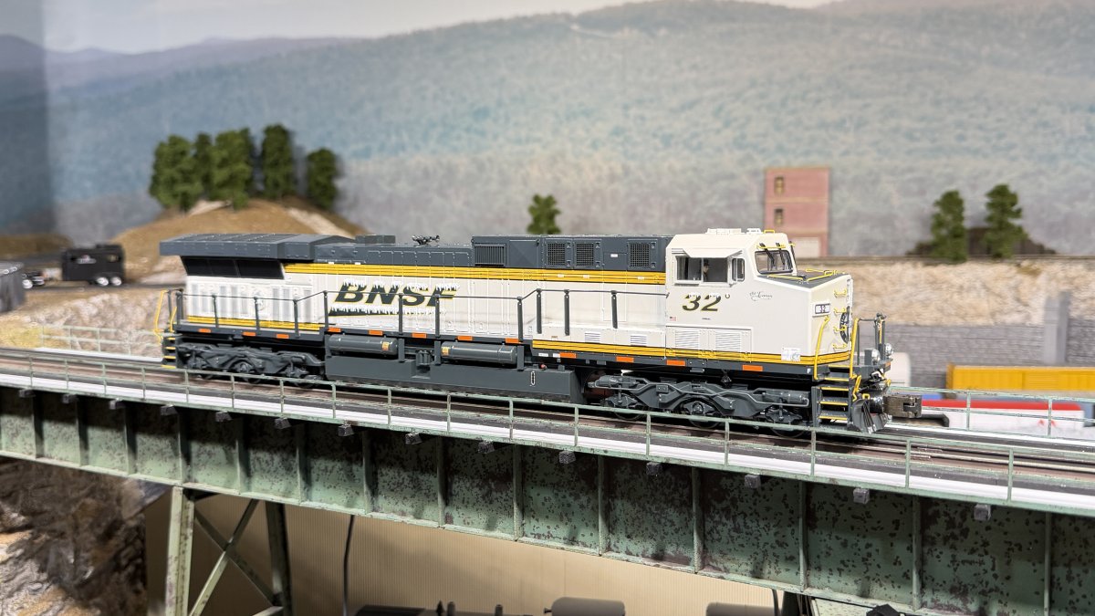 BNSF Ice Cold Express AC6000 Diesel Engine w/Legacy