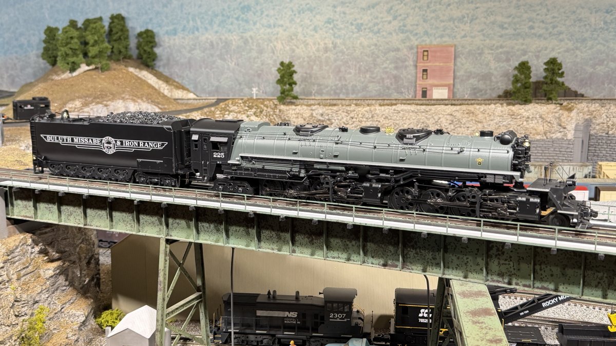 Duluth Missabe & Iron Range Yellowstone Freight Set