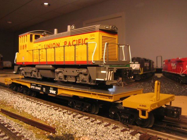 47' TTX Heavy Duty Flat Car w/SW-1500 Locomotive