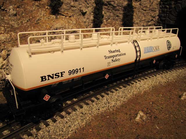 BNSF 20K Gallon 4-Compartment Tank Car