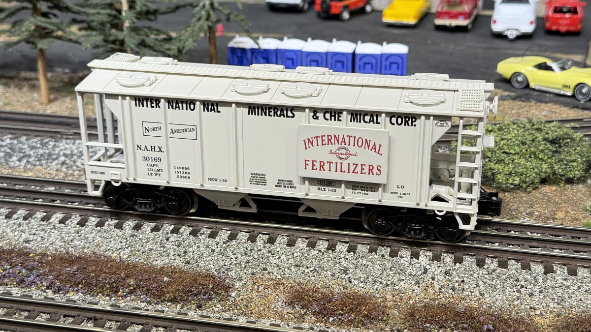 INTL MINERALS 34ft 2-Bay Covered Hopper Car