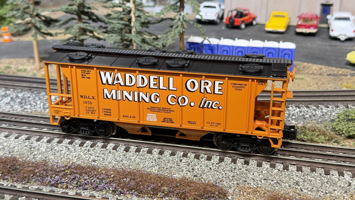 Waddell 34ft 2-Bay Covered Hopper Car