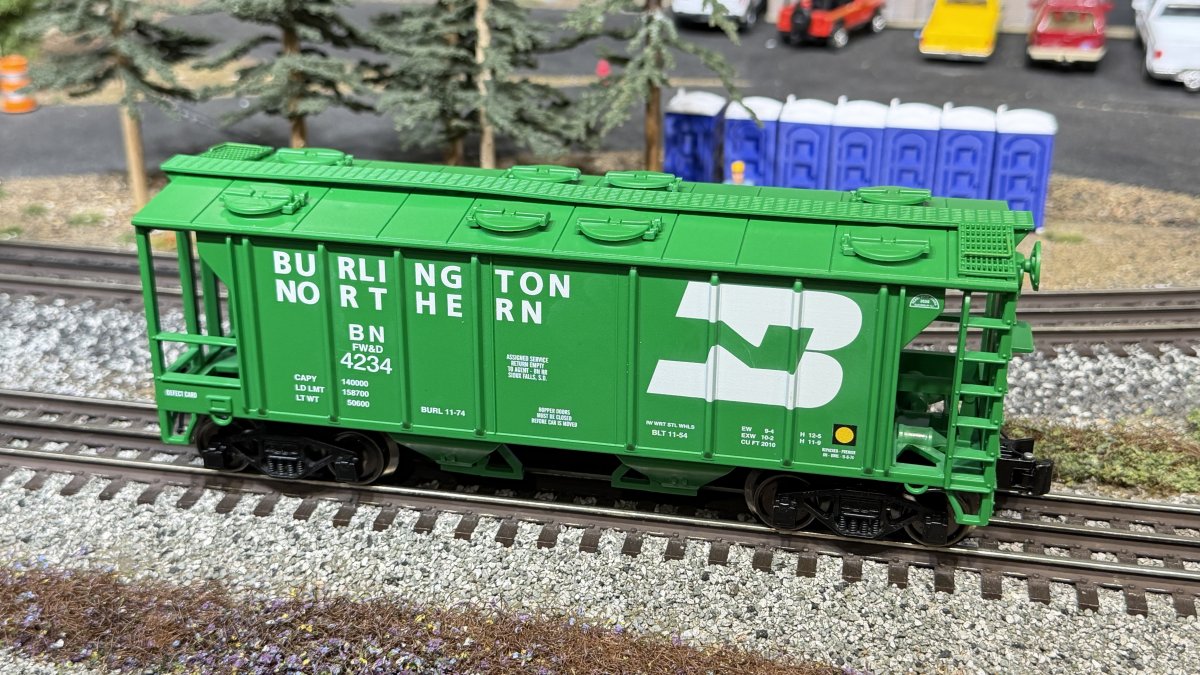 Burlington Northern 34ft 2-Bay Covered Hopper Car