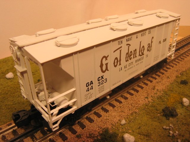 Golden Loaf Flour PS-2 Covered Hopper #44323 (2008 Collectors Station Club Car)